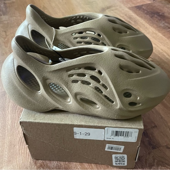 Yezzy Foam Runner Taupe Size 8 - Picture 3 of 8